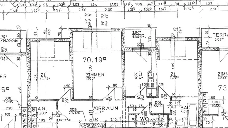 Grundriss einer Wohnung mit mehreren Zimmern, Küche, Bad, separatem WC und Zugang zu zwei Terrassen.