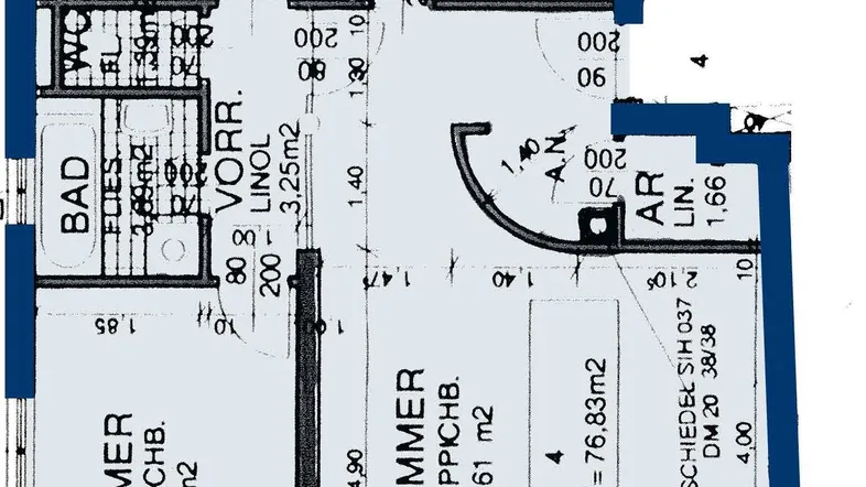Grundriss einer Wohnung mit mehreren Zimmern, separater Küche, Bad und Gäste-WC.