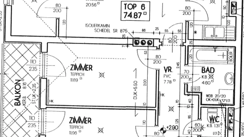 Detaillierter Grundriss einer Wohnung mit Wohnzimmer, zwei Schlafzimmern, Küche, Bad und Balkon.