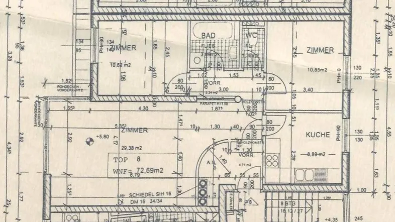 Grundriss einer Wohnung mit mehreren Zimmern, separater Küche, Bad und Gäste-WC sowie Zugang zu Balkon und Terrasse.