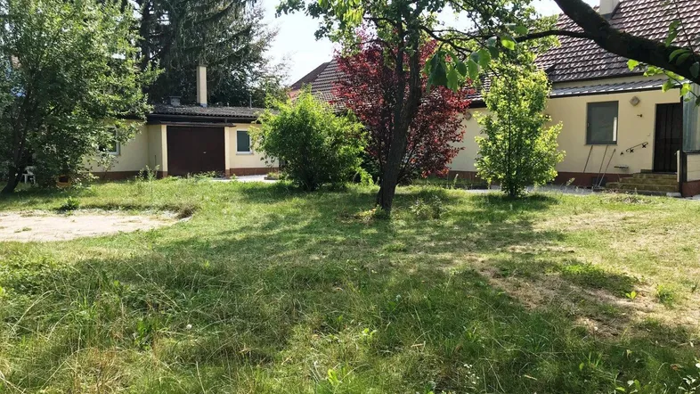 Seltenes Baugrundstück in sehr attraktiver Lage mit Altbestand