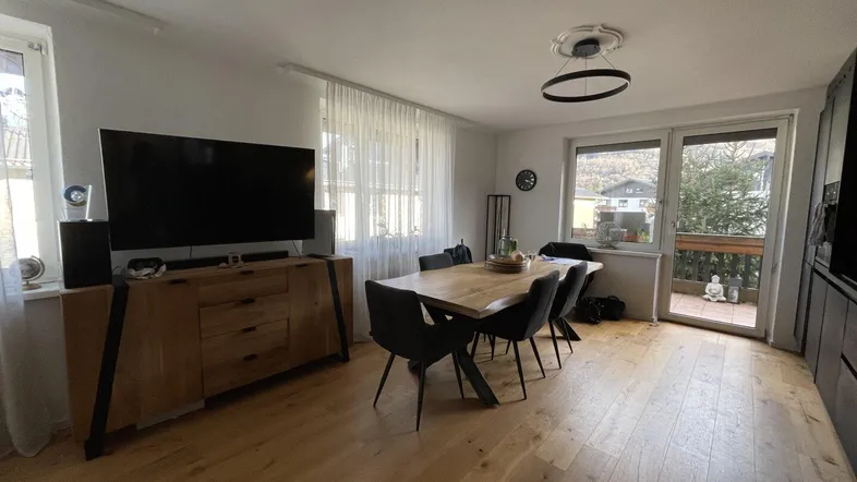 Wohnzimmer mit offener Küche