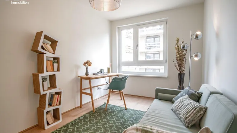 Helles Wohnzimmer mit Schreibtisch, Sofa und modernem Regal, ideal für Arbeit und Entspannung.