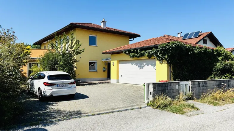 Hausansicht mit Doppelgarage