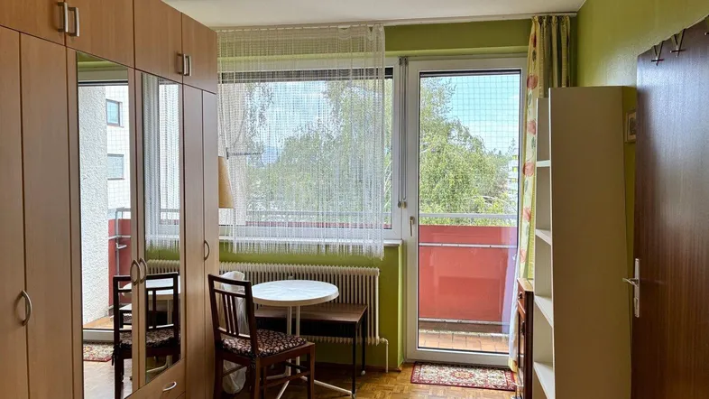 Zimmer mit Zugang zur Loggia