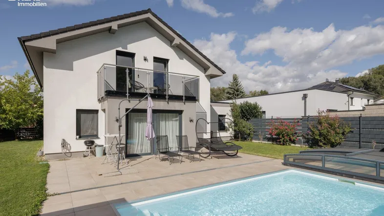 Außenansicht Haus und Pool