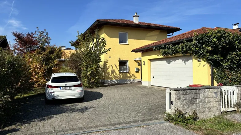 Hausansicht mit Vorplatz