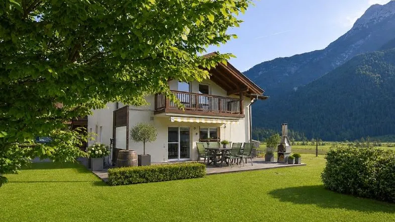 Idyllisches Haus mit großer Terrasse, gepflegtem Garten und herrlichem Bergblick in sonniger Lage.