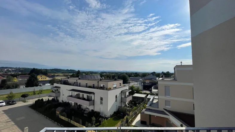 Weitläufiger Ausblick von der Terrasse über die umliegende Landschaft und die Dächer der Stadt.