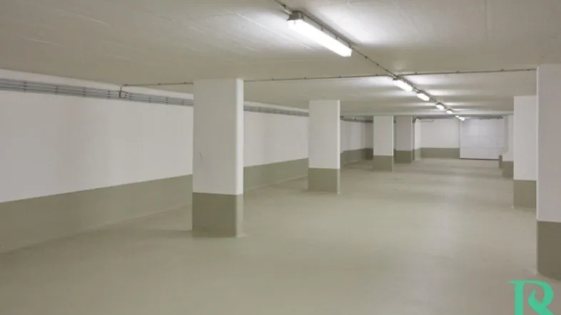 Geräumige Tiefgarage mit vielen Stellplätzen und guter Beleuchtung, ideal für Bewohner.