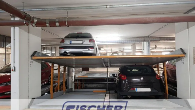 Tiefgarage mit modernem Duplex-Parksystem bietet effizienten Platz für mehrere Fahrzeuge.