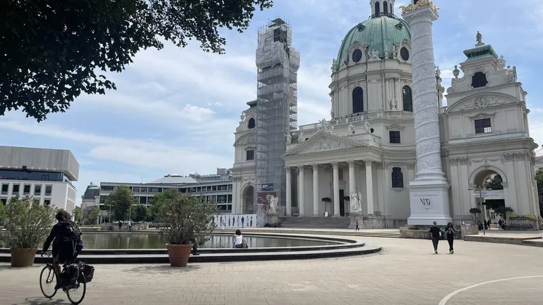 Prunkvolles historisches Gebäude mit Kuppel und Säulen, teilweise eingerüstet, an einem belebten öffentlichen Platz.