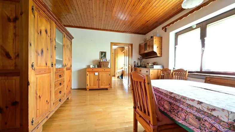 Traditioneller Essbereich mit massiven Holzmöbeln, Holzboden und Holzdecke.