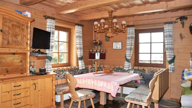 Gemütlicher Essbereich im alpinen Stil mit viel Holzvertäfelung und traditionellen Möbeln.