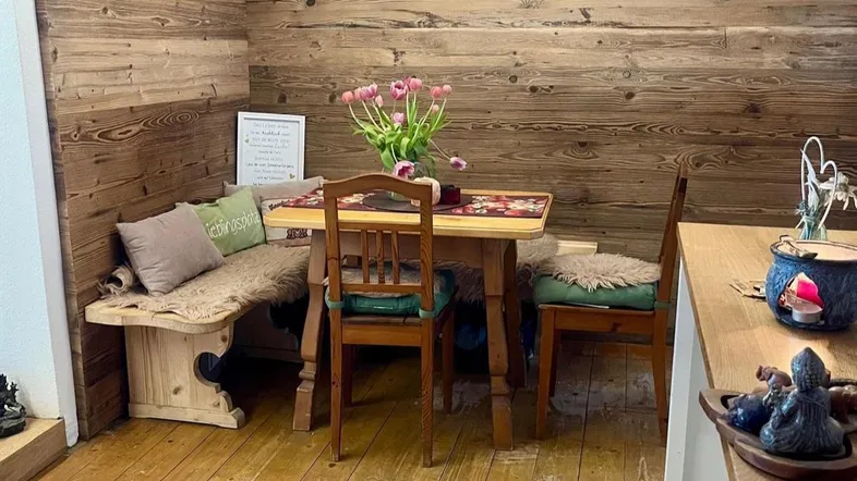Rustikaler Essbereich mit Holztäfelung, Holzboden und gemütlicher Sitzbank für Mahlzeiten.
