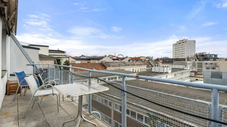 Geräumiger Balkon mit Stadtblick und Sitzgelegenheiten, ideal für entspannte Stunden im Freien.