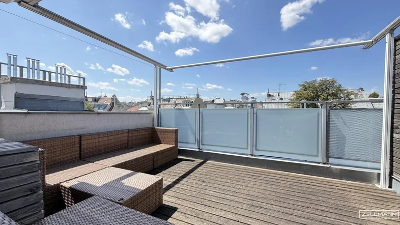 Geräumige Dachterrasse mit bequemen Loungemöbeln und weitem Blick über die Stadt.