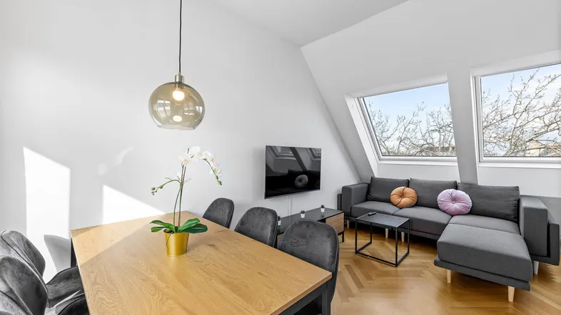 Lichtdurchfluteter Wohn- und Essbereich mit Dachfenstern und modernem Interieur.