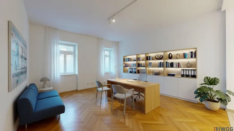 Helles Büro mit Fischgrätparkett, modernen Möbeln und integrierten Regalen für eine stilvolle Arbeitsumgebung.