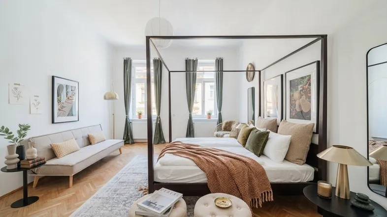 Helles Schlafzimmer mit Himmelbett, Parkettboden und stilvollen Vorhängen, einladend gestaltet.