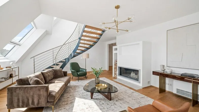 Helles Wohnzimmer mit modernem Kamin, Holzfußboden und offener Treppe zum oberen Bereich.