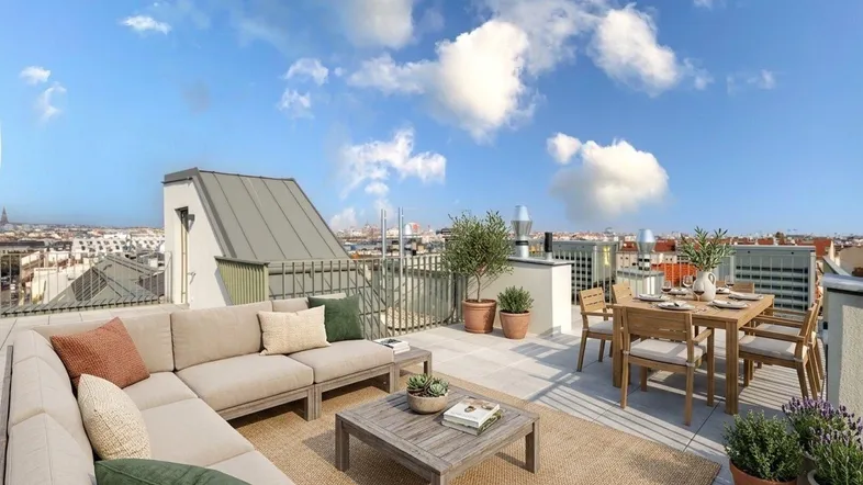 Geräumige Dachterrasse mit bequemen Loungemöbeln, Esstisch und weitem Stadtblick unter blauem Himmel.