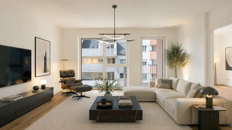 Modernes, helles Wohnzimmer mit Holzboden, beiger Couch und Blick auf die Stadt.