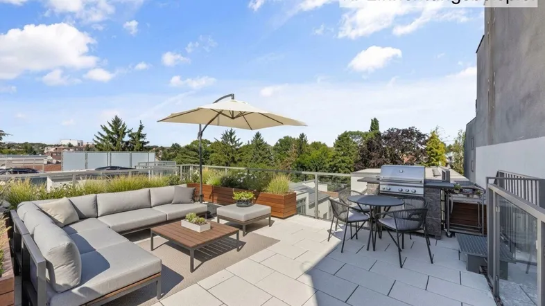 Große Dachterrasse mit moderner Lounge-Möblierung, Essbereich und Grill, ideal für Entspannung im Freien.