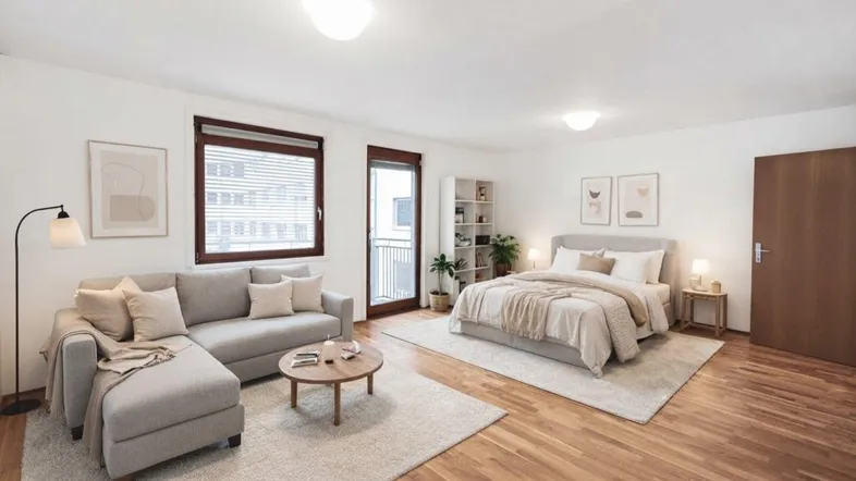 Heller, offener Wohn- und Schlafbereich mit modernem Sofa, bequemen Bett und Zugang zum Balkon.