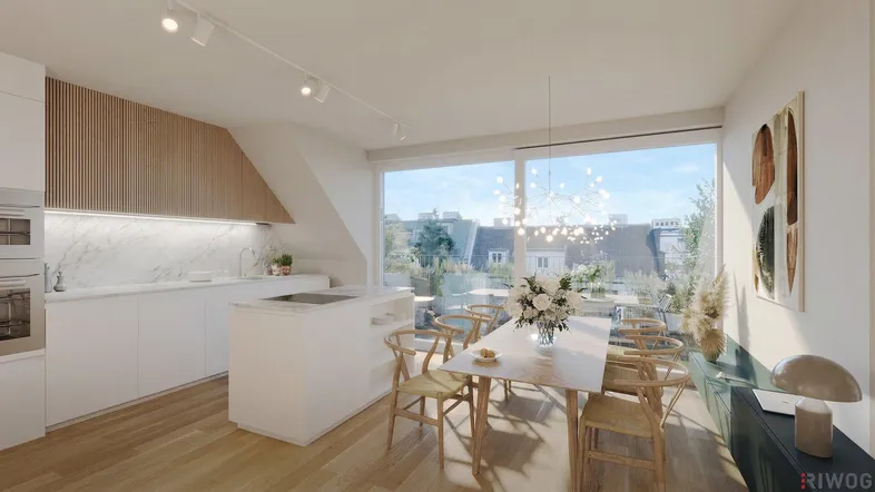 Moderne offene Küche mit Essbereich, Holzboden und großen Fenstern, die viel Licht hereinlassen.