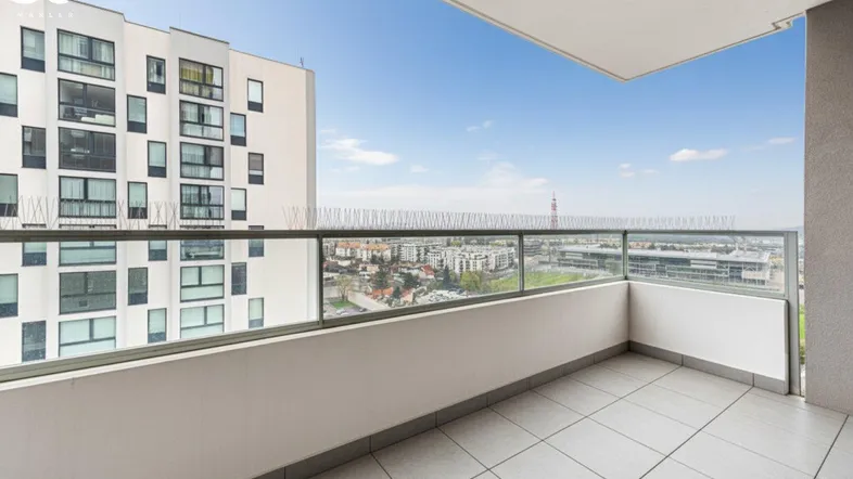 Geräumiger Balkon mit Fliesenboden und weitem Blick über die Stadtlandschaft.