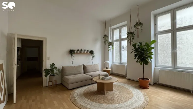 Helles Wohnzimmer mit beigefarbenen Sofas, Holzboden und großen Fenstern, dekoriert mit Pflanzen.