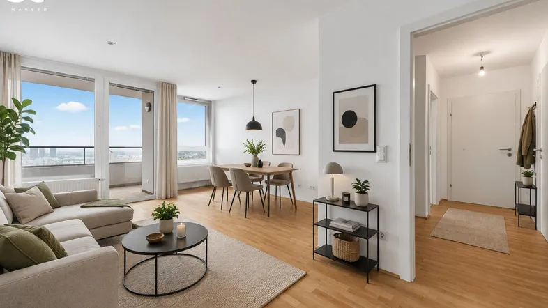 Helles, offenes Wohn-Esszimmer mit Parkettboden, Balkonzugang und weitem Stadtblick.