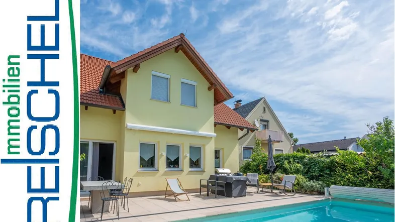 Modernes Haus mit Swimmingpool, Terrasse und Gartenmöbeln unter blauem Himmel.