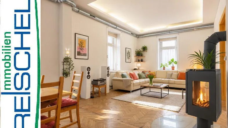 Helles Wohn- und Esszimmer mit Holzboden, Kaminofen und bequemer Sofalandschaft.
