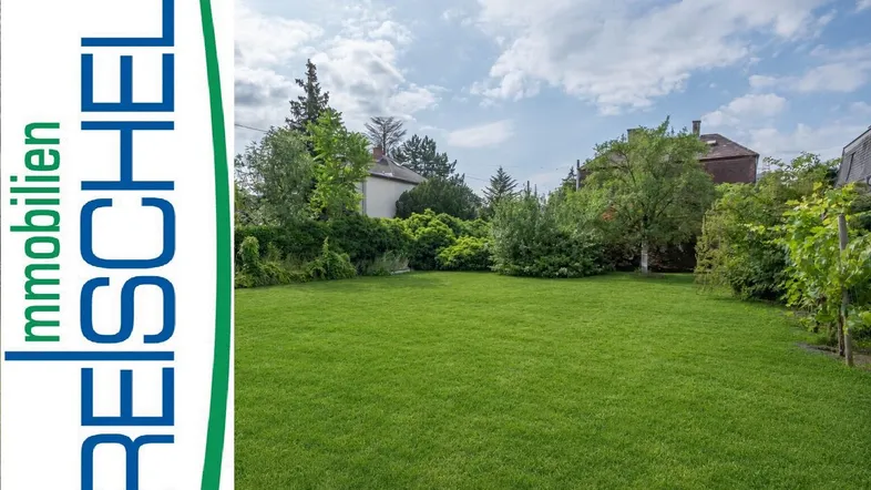Großer, gepflegter Garten mit weitläufiger Rasenfläche und üppiger Bepflanzung, umgeben von Wohnhäusern.