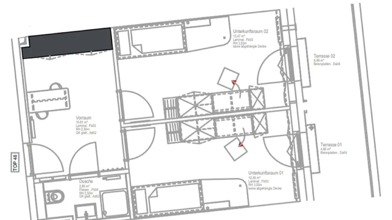 Grundriss mit Vorraum, Duschbad und zwei Unterkunftsräumen sowie zwei Terrassen.