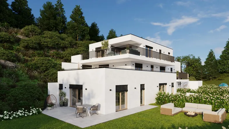 Moderne Architektur mit mehreren Terrassen und Gartenbereichen, umgeben von grüner Natur.