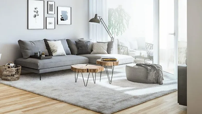 Helles Wohnzimmer mit modernem Sofa, Holztischen und Zugang zu einem Balkon.