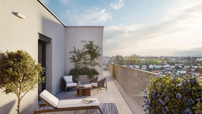 Geräumiger Balkon mit bequemen Gartenmöbeln und weitem Blick über die Stadt.