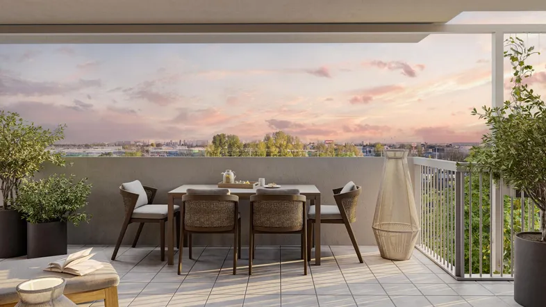 Geräumige Terrasse mit Essbereich, Pflanzen und weitem Blick über die Stadt bei Sonnenuntergang.