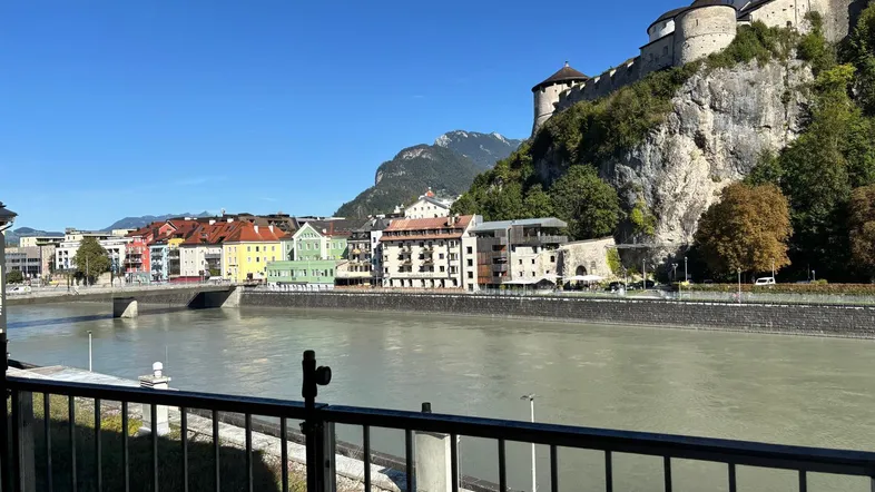 Panoramablick vom Balkon auf den Fluss, die historische Stadt und die majestätische Festung auf dem Berg.