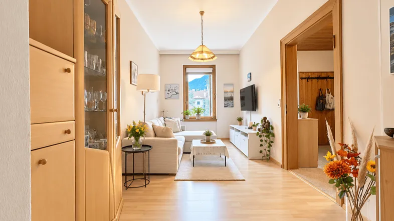 Helles skandinavisches Wohnzimmer mit Blumen.png