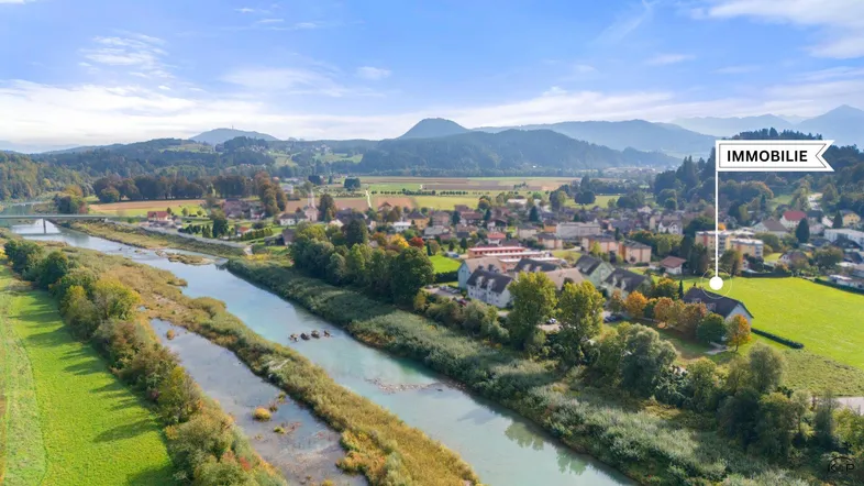 Luftaufnahme der ländlichen Umgebung mit Fluss, Bergen und der markierten Immobilie.