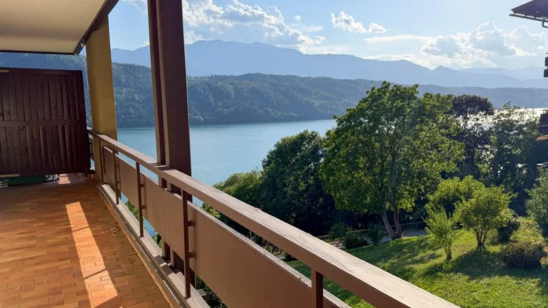 Geräumiger Balkon mit Terrakotta-Fliesenboden und atemberaubendem Blick auf den See und die Berge.