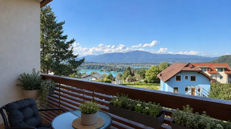 Gemütlicher Balkon mit Sitzgelegenheiten und atemberaubendem Blick auf den See und die Berge.