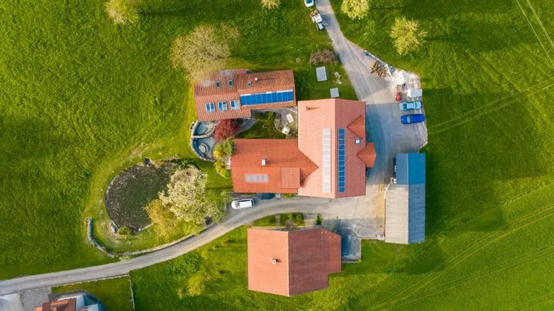 Gesamte Liegenschaft
