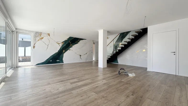 Großer, heller Wohnbereich mit modernem Wanddesign, Holzfußboden und Zugang zur Terrasse.