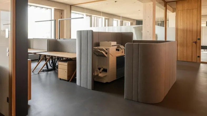 Arbeitsplatz mit Druckerinsel