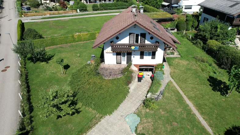 Luftaufnahme des Hauses mit Satteldach und großem Garten in grüner Umgebung.